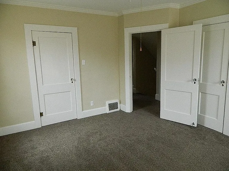 115 E Riverside Dr — Photo 8