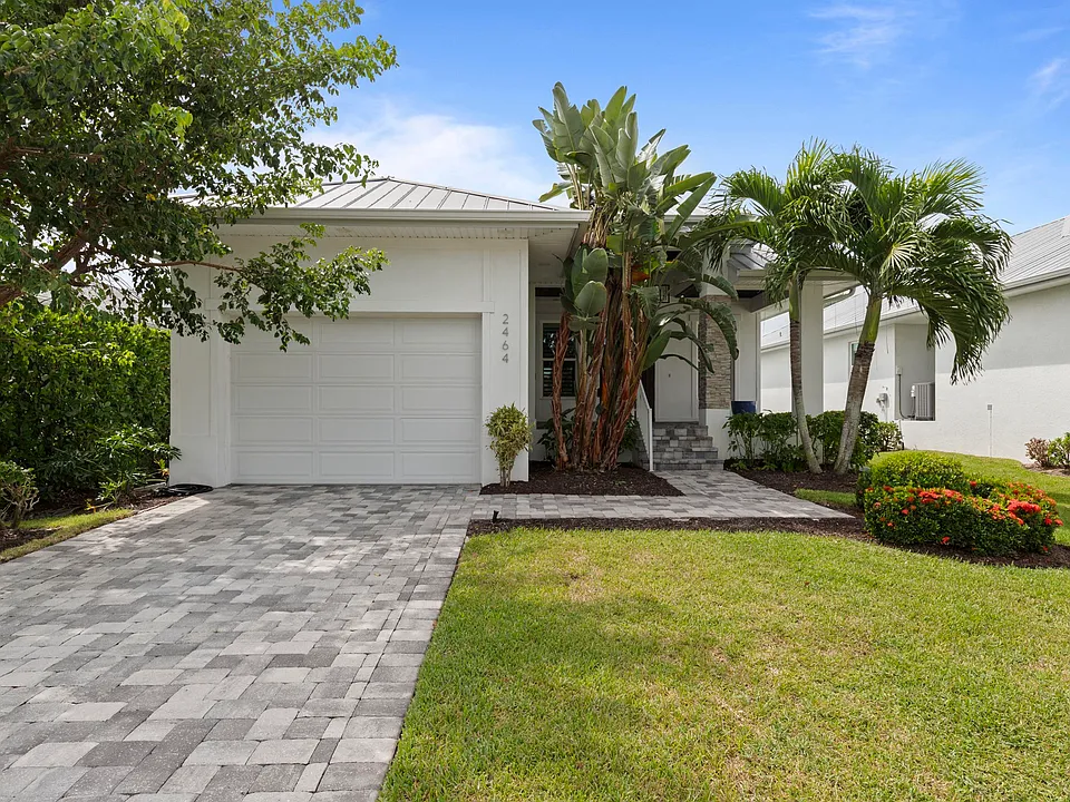 2464 Lake Ave