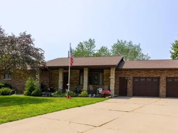 117 Marshall Ct, Manchester, IA 52057