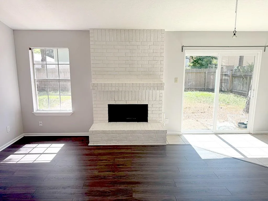 3 bed, 2.0 bath, 1299 sqft, $2,000 — Photo 2