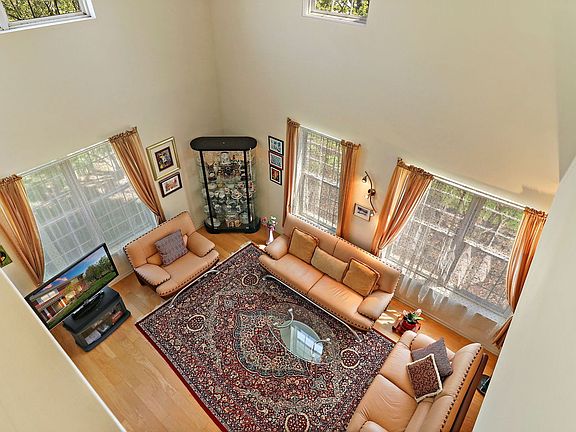 5th image of 1104 Kensington Dr