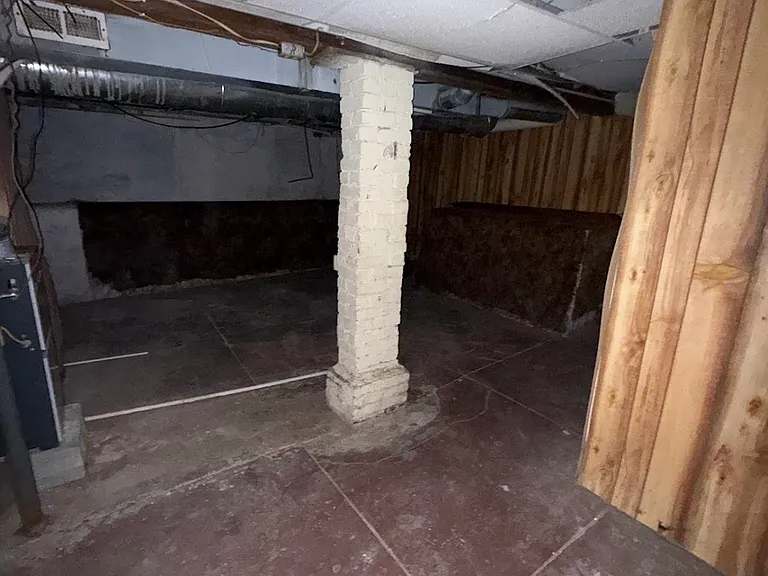 415 E Division St — Photo 20