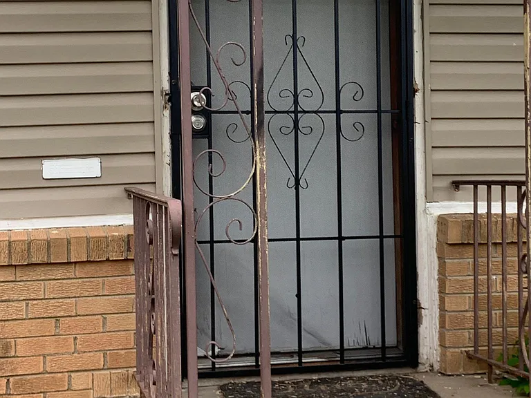 245 E Young Pl — Photo 4