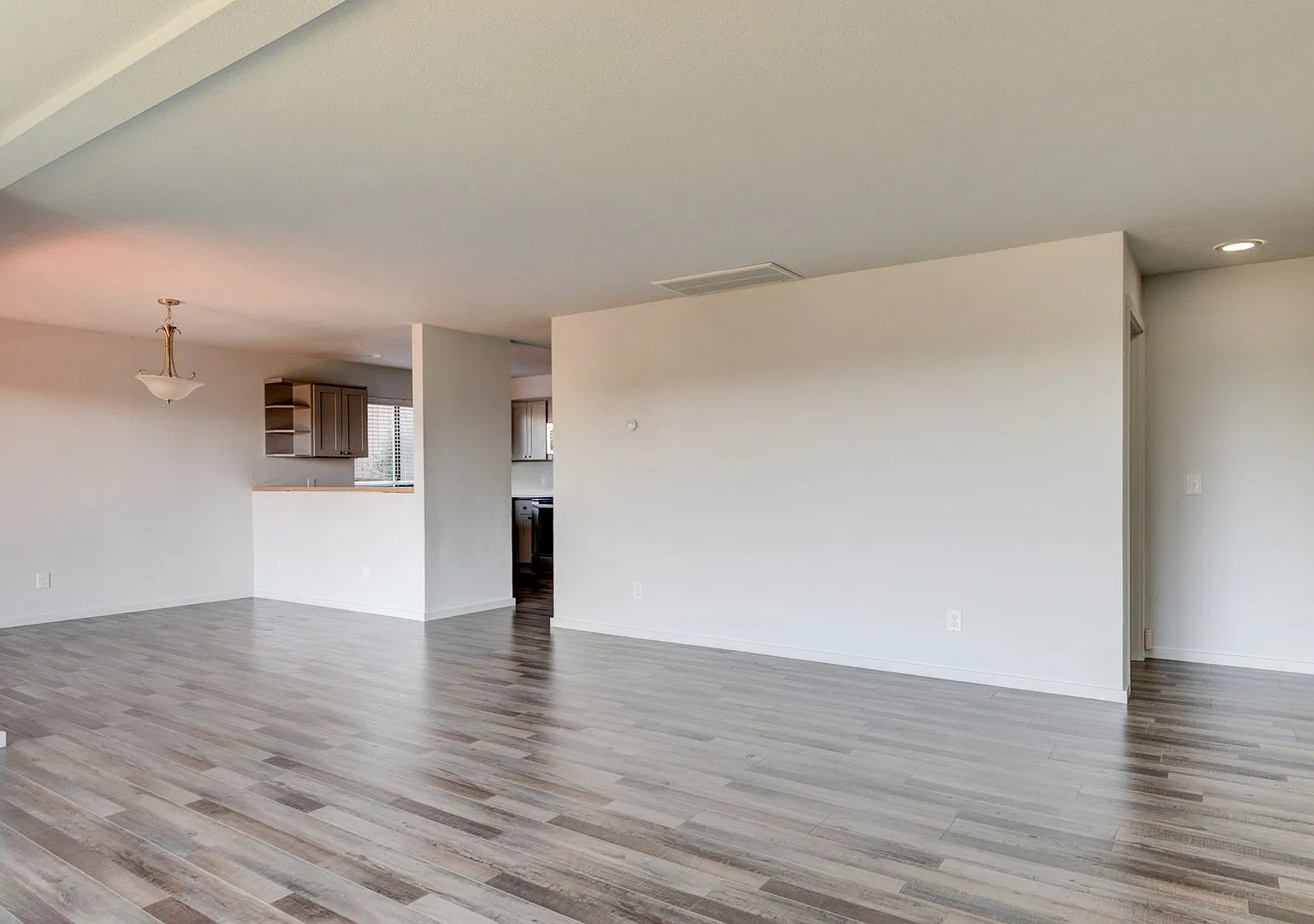 2 bed, 2 bath Remodeled Condo + Shared garage — Photo 4