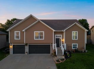 1112 Creekside Ct, Raymore, MO 64083