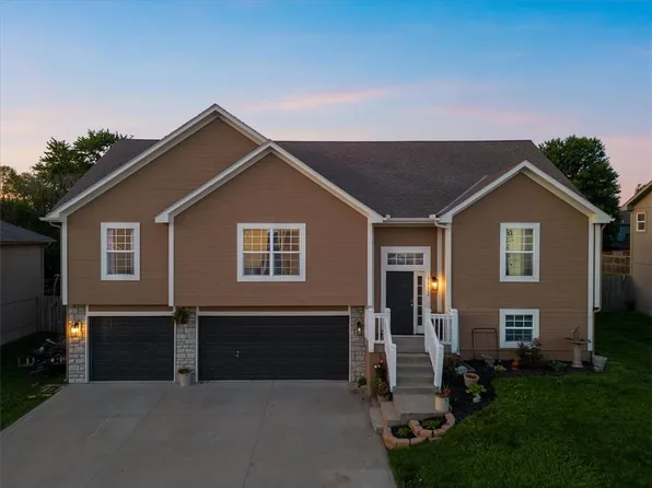 1112 Creekside Ct, Raymore, MO 64083