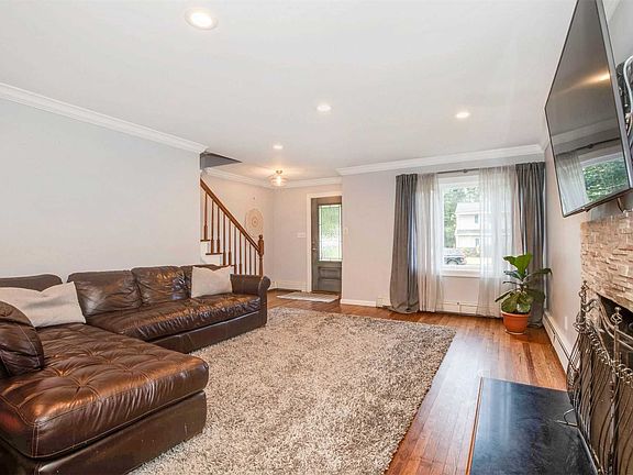 2nd image of 466 Canterburry St