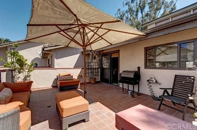 All-purpose balcony with 330 sq ft of BBQ and entertaining a