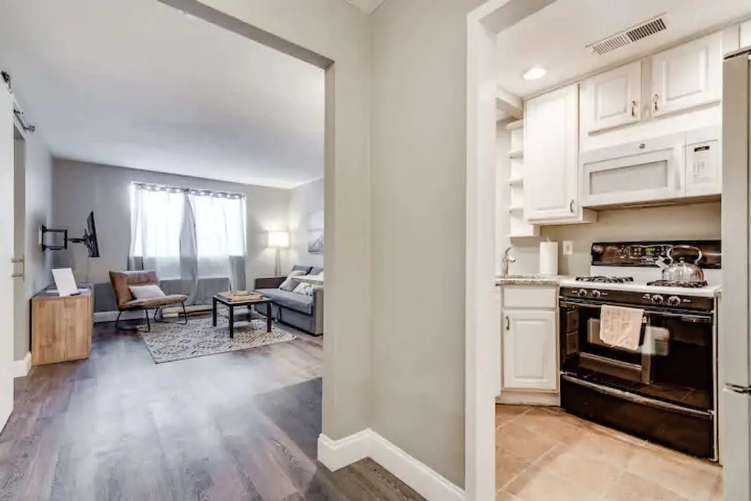 1 bed, 1.0 bath, 495 sqft, $1,992 — Photo 2
