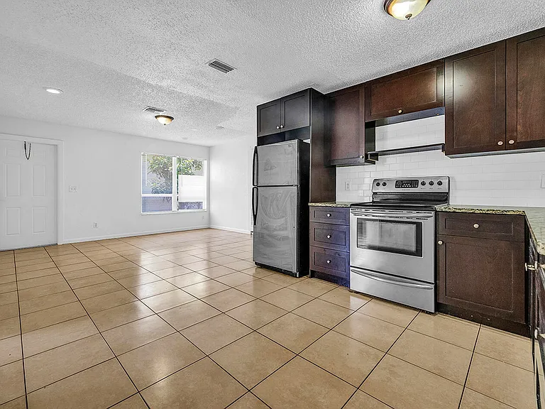 336 NE 12th Ave — Photo 29