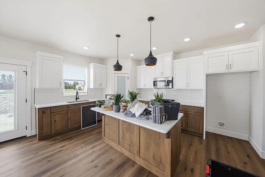 6 bed, 2810 sqft, $2,950 — Photo 2