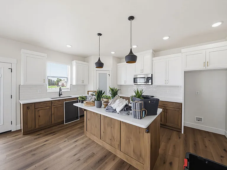 435 E River Ln — Photo 2