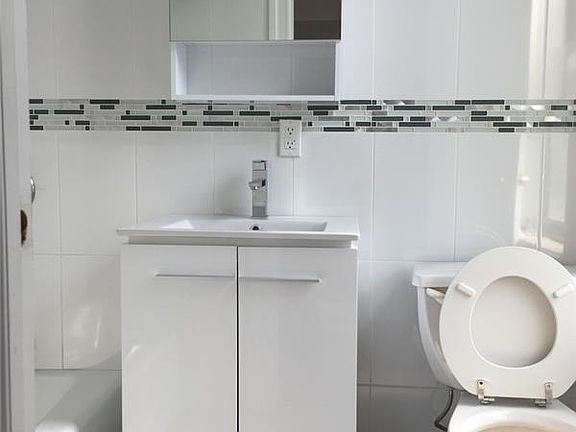 4th image of 133 W 71st St APT 2C