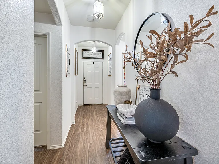 2445 Larimar Dr — Photo 3