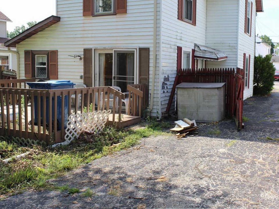 1st image of 262 W 3rd St