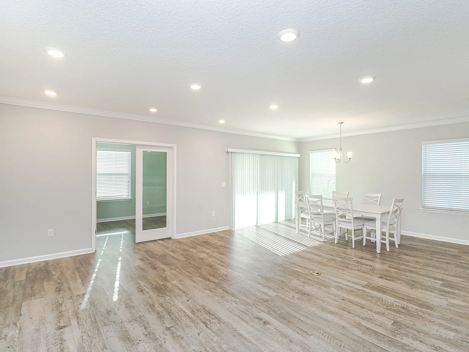 4 bed, 1988 sqft, $2,400 — Photo 2