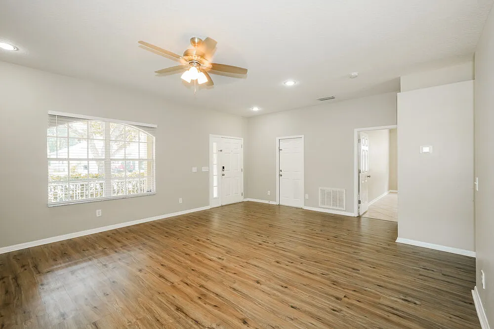 3 bed, 2.0 bath, 1691 sqft, $2,340 — Photo 4
