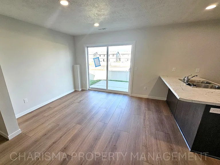 Tunis Drive Townhomes — Photo 7