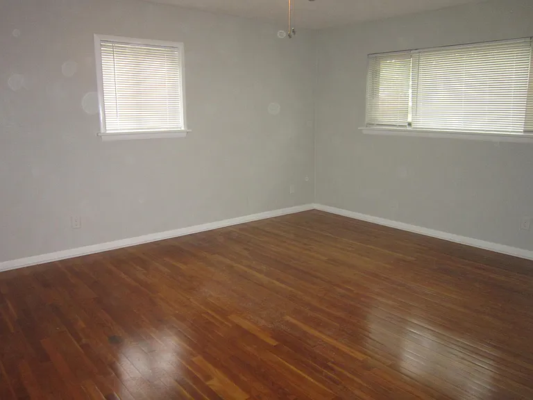 521 Greencastle Ln — Photo 10