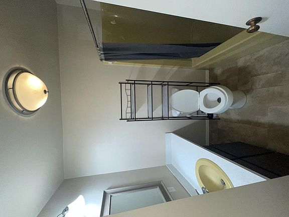 4th image of 209 W 6th St #56