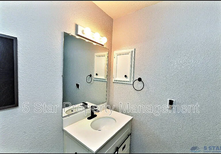 10117 Mercedes St — Photo 33