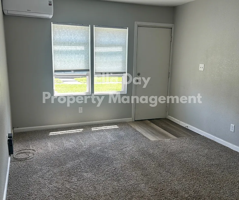 Building Photo - 319 N Ash St #6