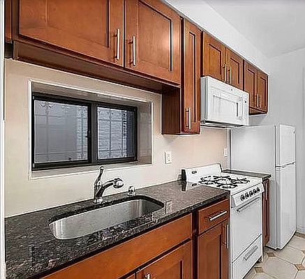 3rd image of 172 Mulberry St APT 2