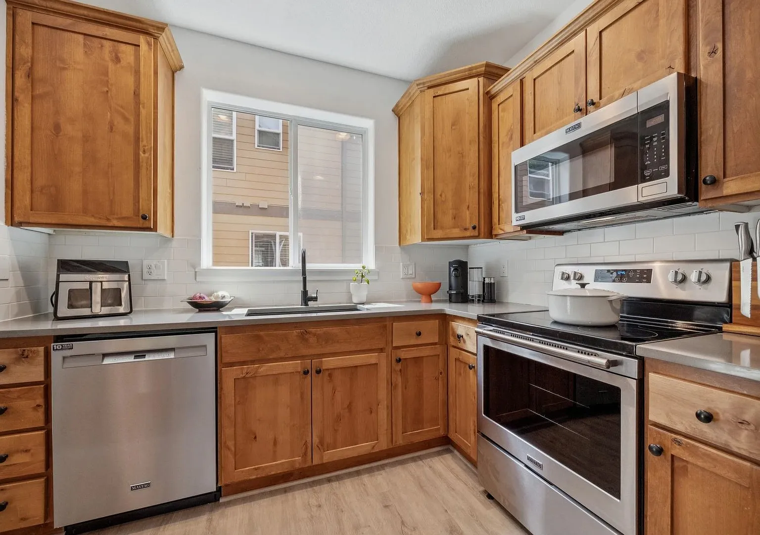 Spacious 3 story townhouse w/ 2 car garage and a Bonus Room — Photo 4