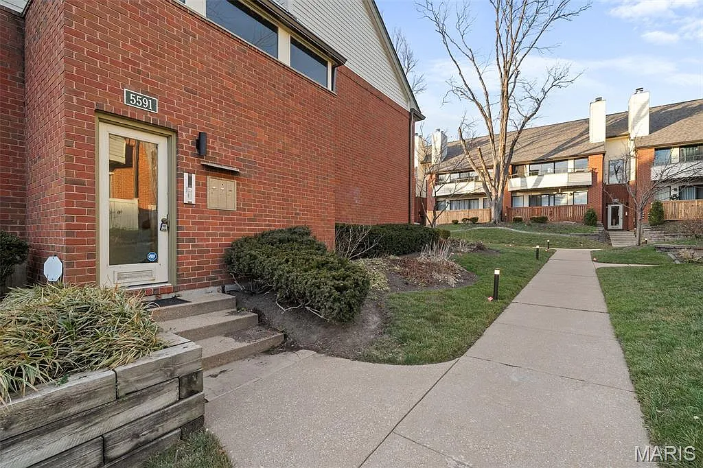 5591 Waterman Blvd #A photo 1