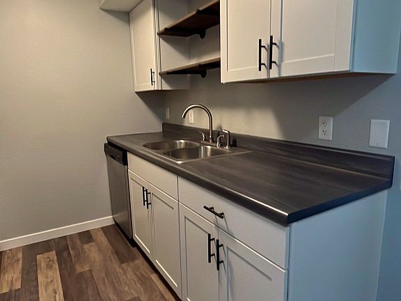 2nd image of 3405 Holdrege St #208