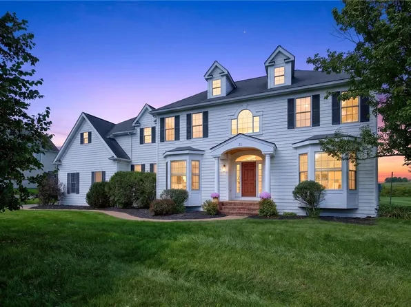 21 Turning Leaf Dr, Pittsford, NY 14534