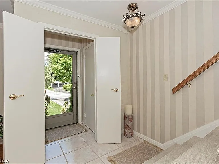 2415 Fenwick Rd — Photo 2
