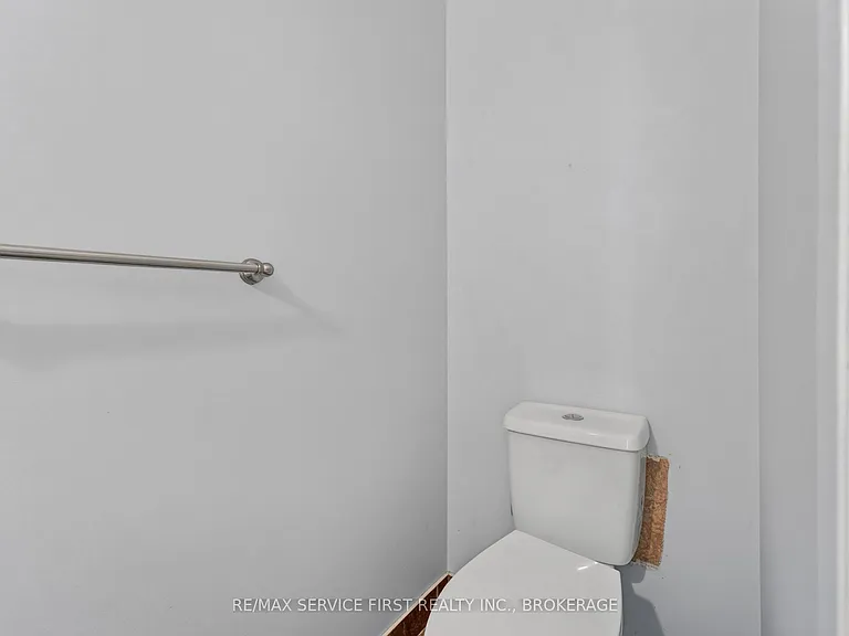 877 Muirfield Cres — Photo 17