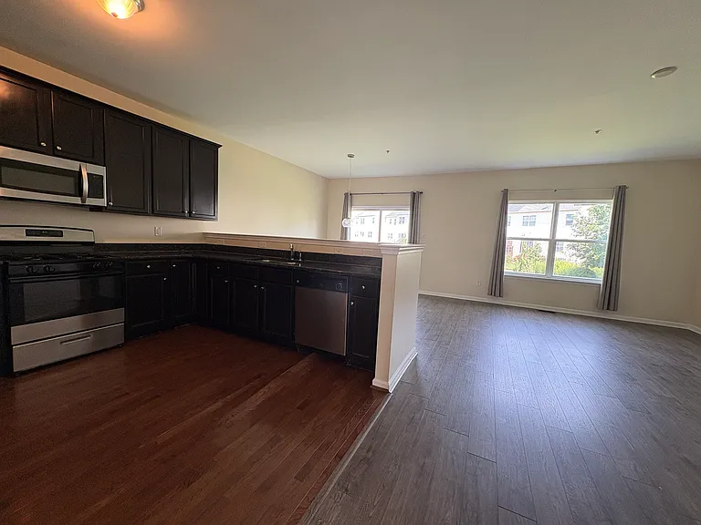 948 King Way — Photo 4