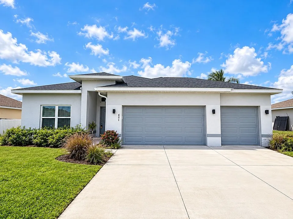 621 NE Juanita Ct