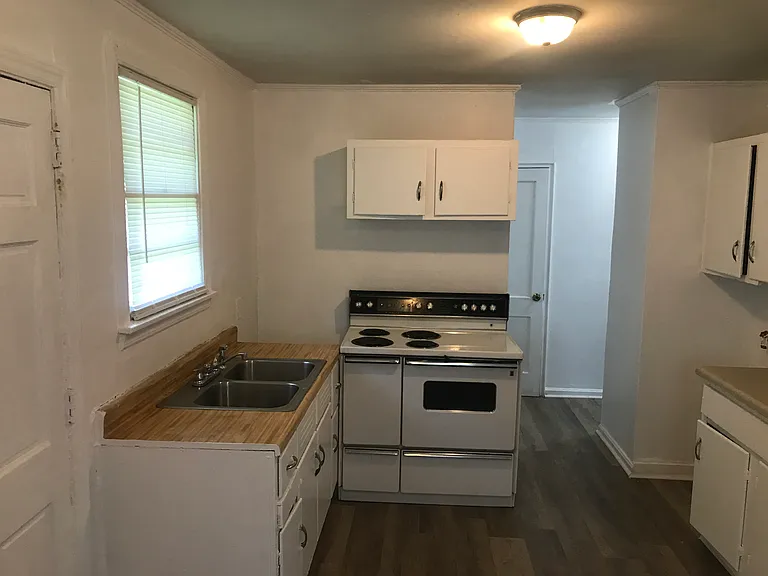 1221 Ferndale Ln — Photo 4