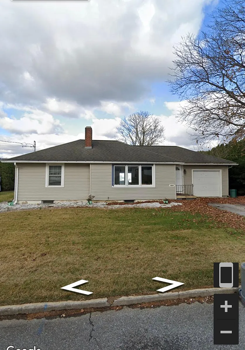 Building Photo - 1021 E Maple St