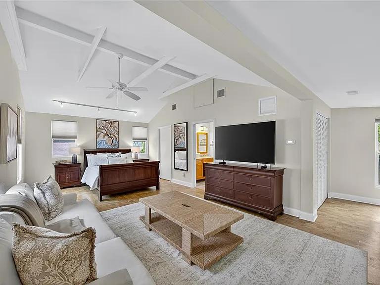 221 13th Ave NE — Photo 40