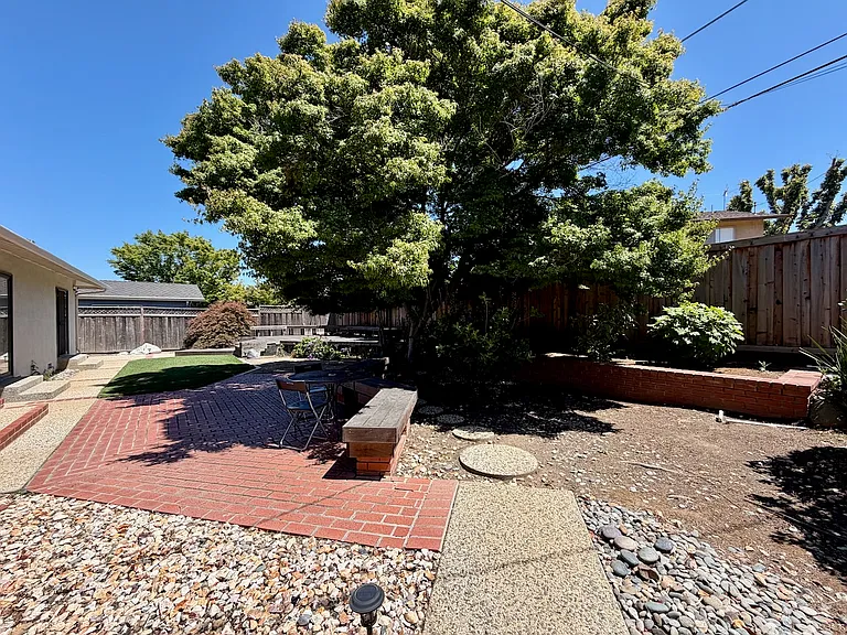 832 Cathedral Dr — Photo 12