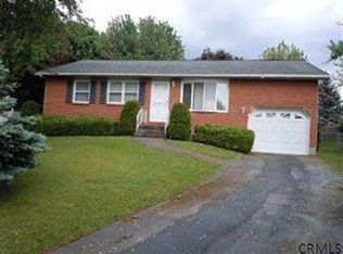 10 Foxford Rd, Troy, NY 12180