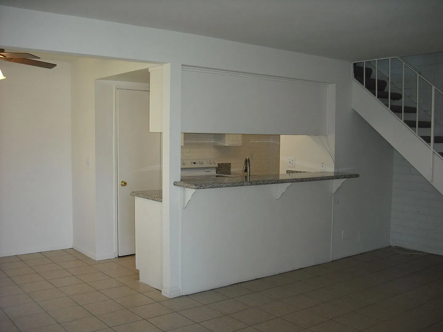 Enjoy townhouse living close to the beach. — Photo 1