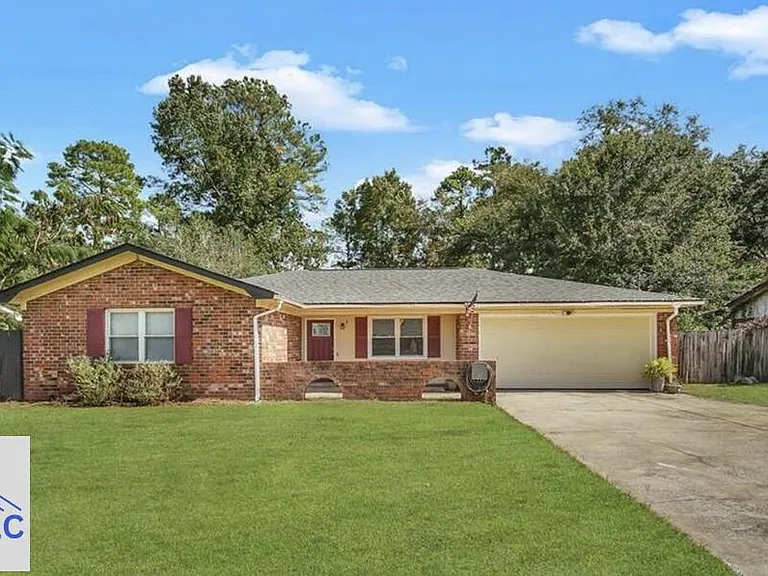 1042 Live Oak Dr — Photo 1