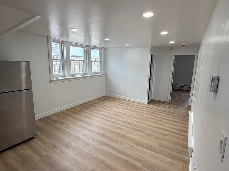 552 E 25th St #5 — Photo 4
