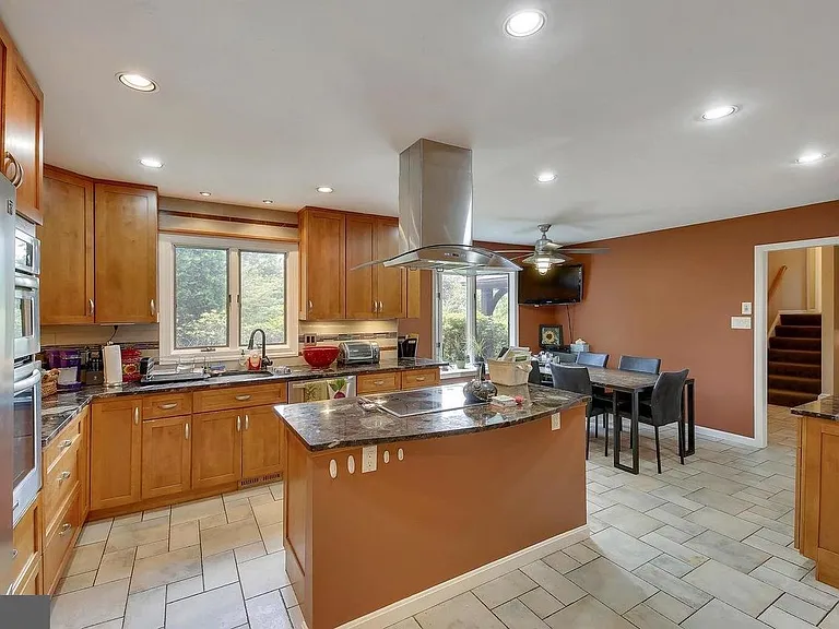 7300 Deer Lake Ln — Photo 5