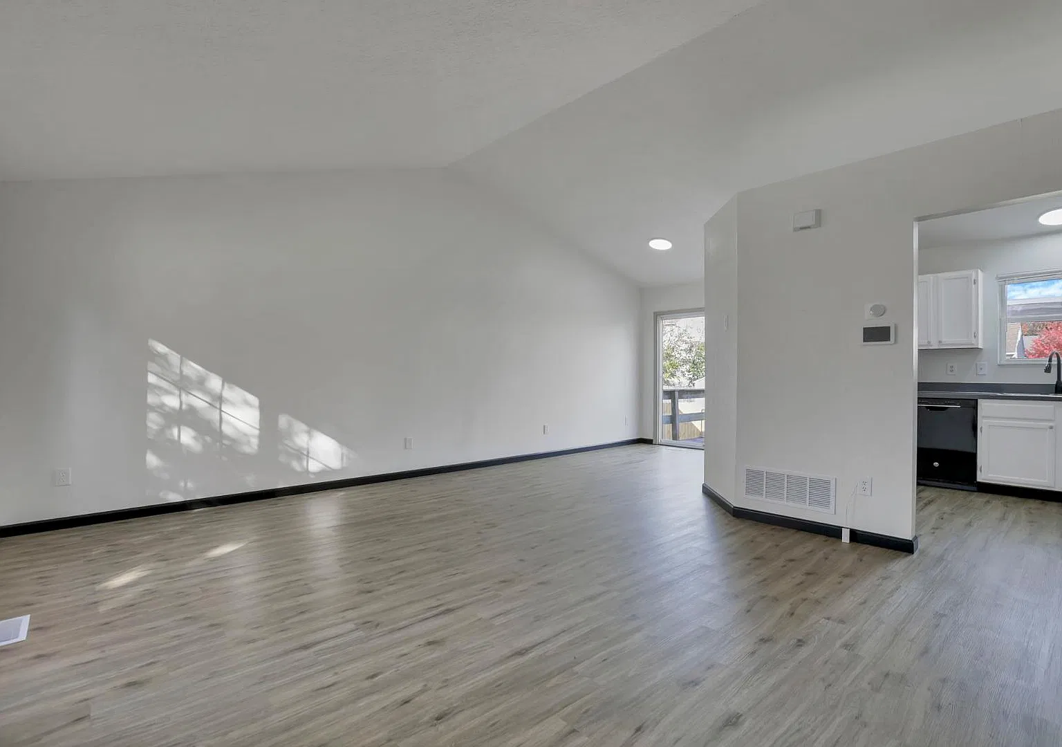 950 Robmeyer Dr — Photo 4