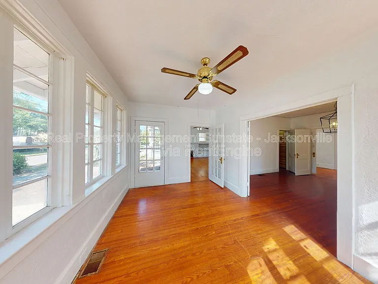 231 W 10th St — Photo 22