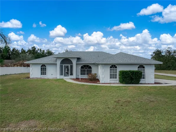 200 Maple Ln, Sebring, FL 33876
