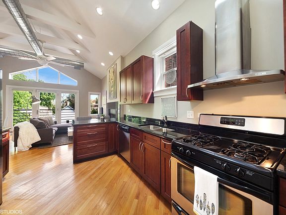 5th image of 2833 W Lyndale St #3
