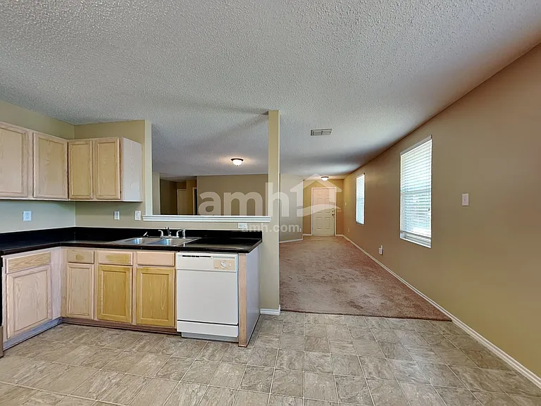 1100 Willow Tree Dr — Photo 4