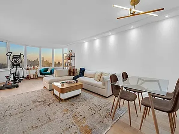 330 East 38th Street 46C image 2 of 26